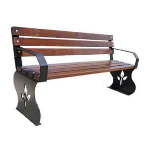 Atpūtas soliņš ar atzveltni, elkoņa balstu un dekoratīvu metāla korpusu, 150cm (ar 7 dēļiem)