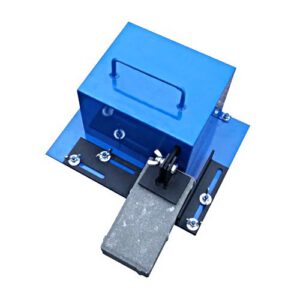 Palīgrīks drošai bruģakmens griešanai [MI]